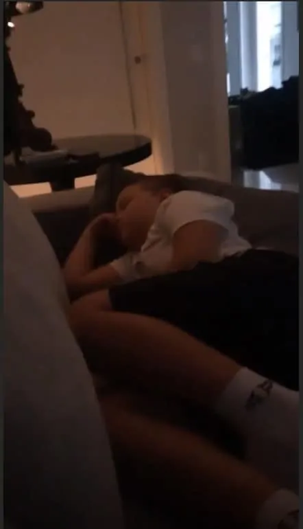 Filho de Neymar dorme no sofá