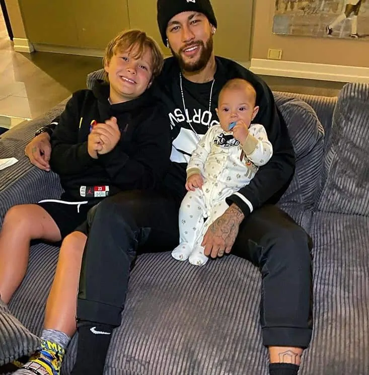 Neymar com o pequeno Valentin e seu filho Davi Lucca
