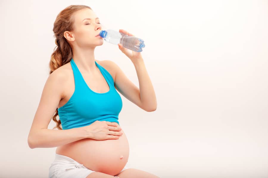 Tomar muita água ajuda nas ondas de calor na gravidez