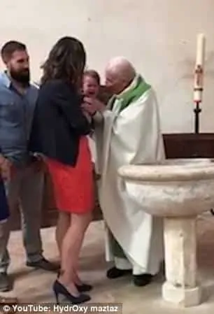 Nesse momento em que o padre agrediu o bebê durante o batizado
