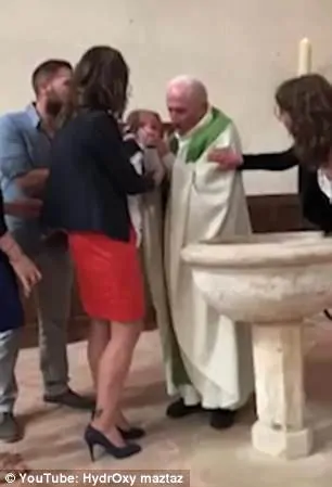 Mais uma imagem do momento em que o padre agrediu o bebê no batizado