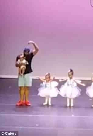Pai dança balé para encorajar a filha 