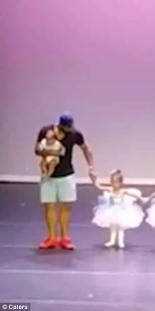 Marc dançando com a filha Bella