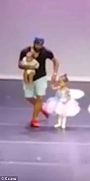 Esse papai subiu no palco para dançar balé com a filha