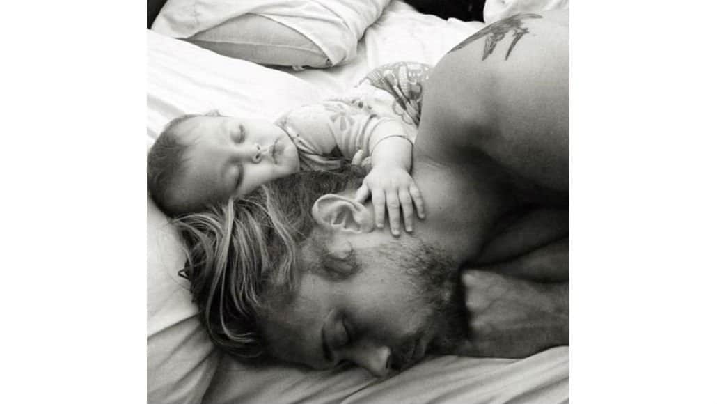 Esta é uma ótima ideia de foto do pai com o bebê
