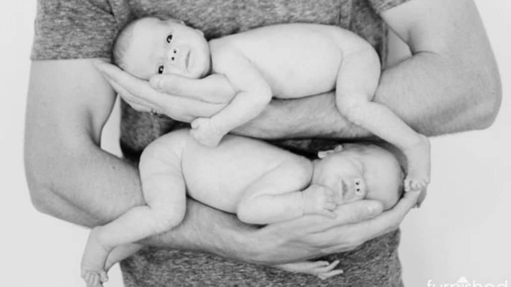 Esta é uma ótima ideia de foto do pai com os bebês