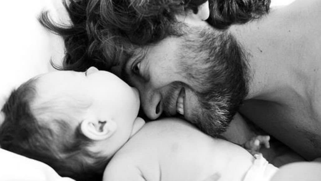 Esta é uma ótima ideia de foto do pai com o bebê