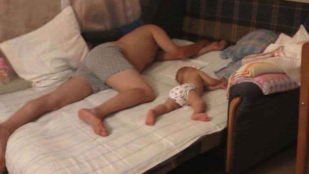 Pai e bebê iguais na hora de dormir