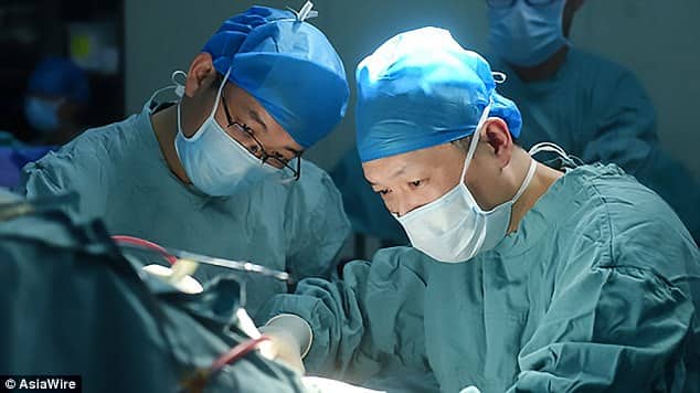O pequeno Yang Yang foi operado pelos médicos Huang Wei, Xiang Jun e Zhou Yangpo