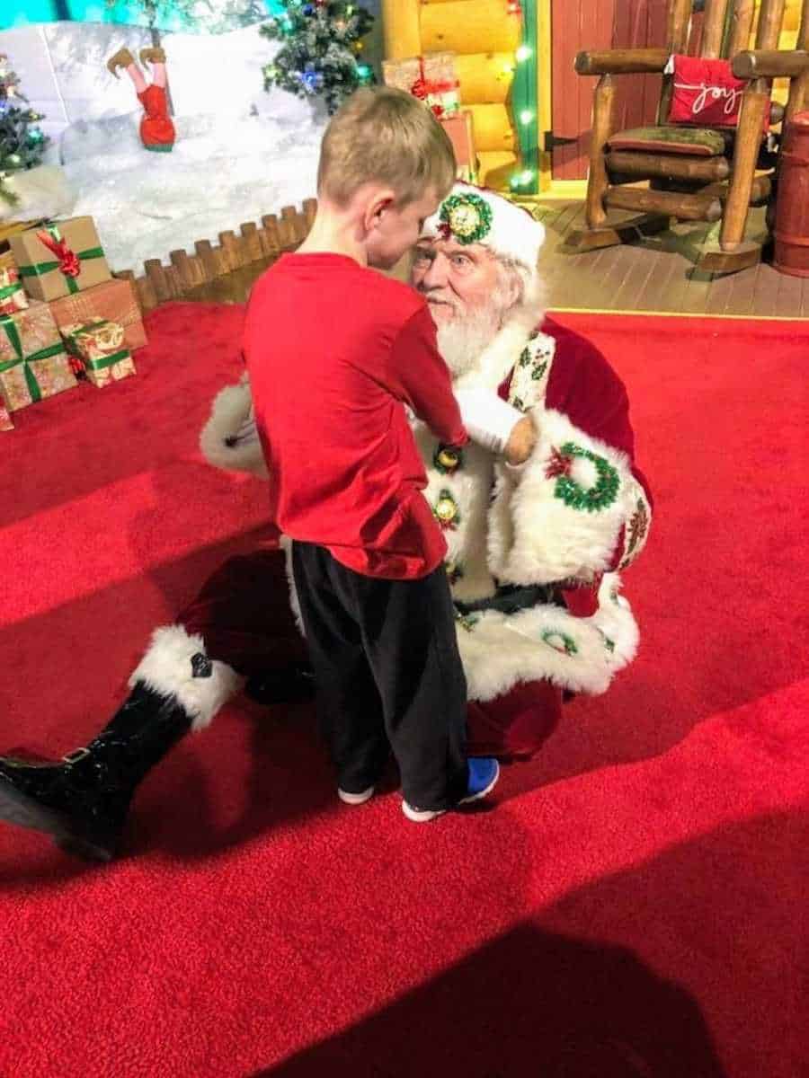 O emocionante encontro do menino Matthew com o Papai Noel