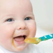 A partir dos seis meses de vida, o bebê começa a comer alimentos além do leite materno. Veja receitas de papinhas.