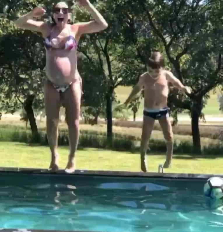 A mamãe Patrícia Abravanel pulando na piscina aos 9 meses de gravidez