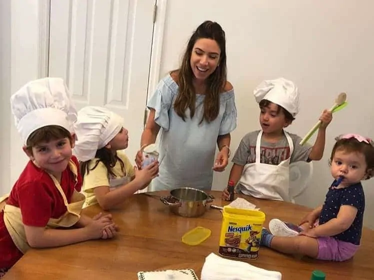 Patrícia Abravanel se diverte com os filhos na cozinha 