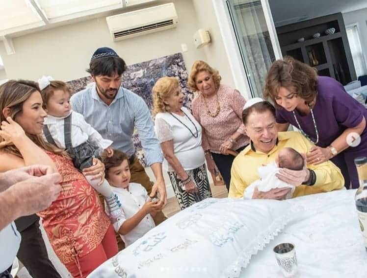 Mamãe Patrícia Abravanel com o papai Fábio Faria, vovô Silvio Santos e outros familiares durante a circuncisão de Senor