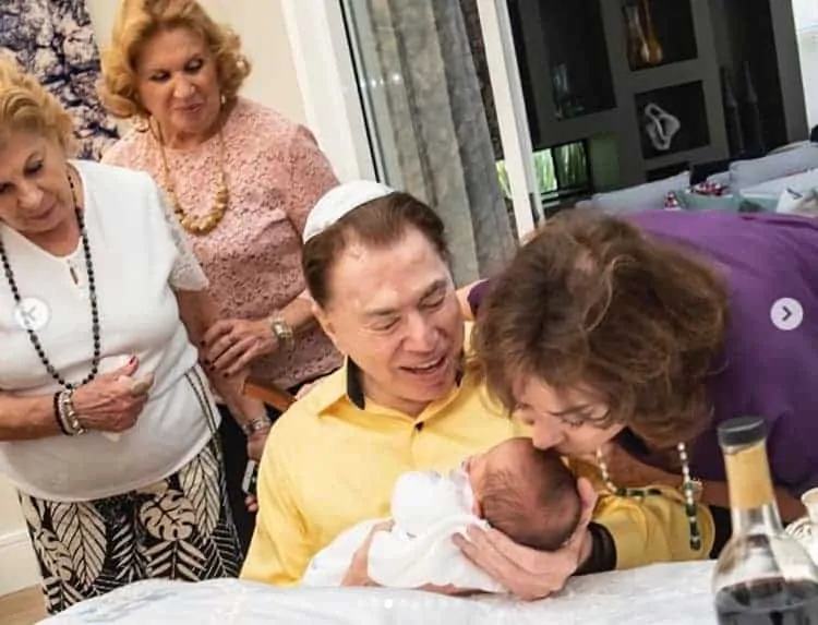 O vovô Silvio Santos com o pequeno Senor e Íris Abravanel