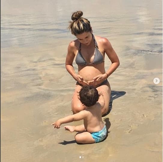 A bebê Jane com sua mãe a apresentadora Patrícia Abravanel na praia