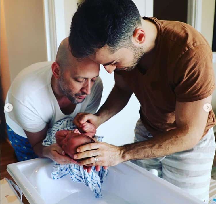 Paulo Gustavo e um de seus bebês recém-nascidos