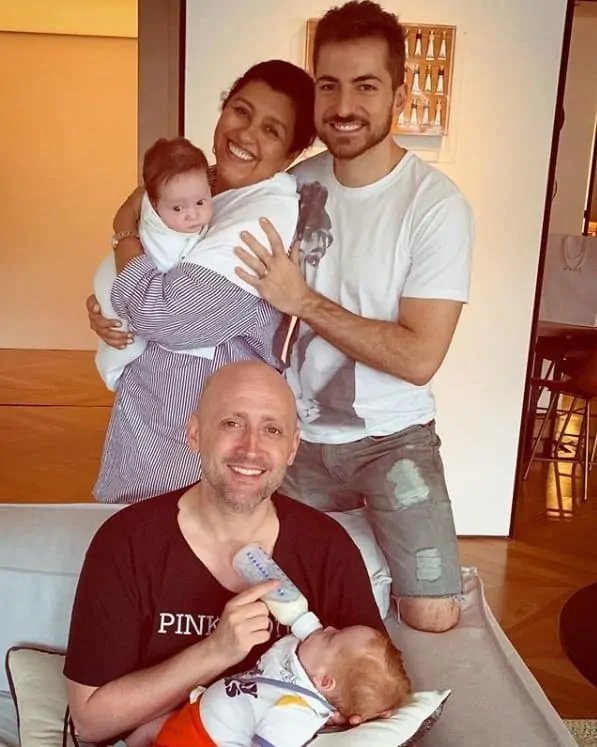 Regina Casé com Paulo Gustavo e os dois bebês dele