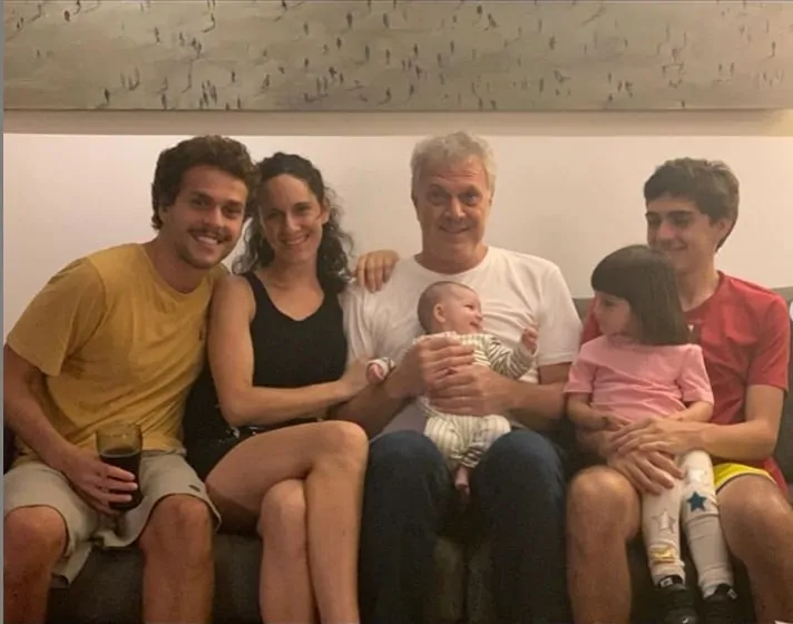 Pedro Bial rodeado por seus cinco filhos