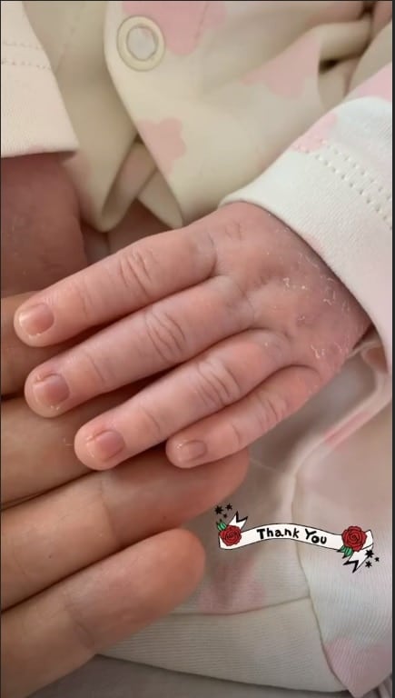Mãos da bebê do jornalista Pedro Bial