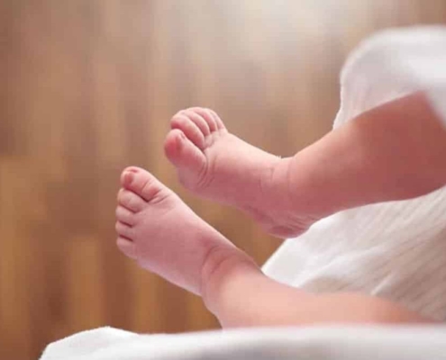A Universidade de Lancaster no Reino Unido descobriu algo muito interessante sobre como o bebê dá pistas de que vai andar