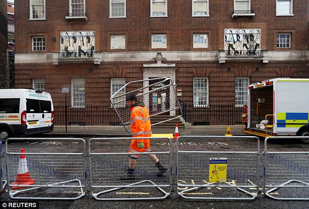 As barreiras para a imprensa estão sendo instalada na frente do hospital onde a duquesa Kate Middleton dará a luz