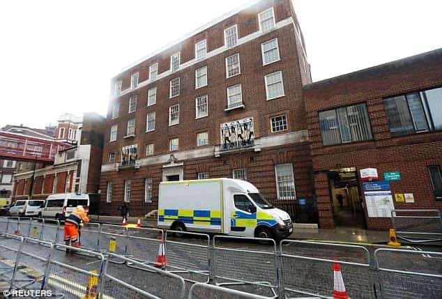 Nesta imagem as barreiras para a imprensa já estão instalada na frente do hospital onde Kate Middleton dará a luz ao seu terceiro filho