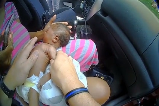 O momento em que o bebê foi salvo pelo policial