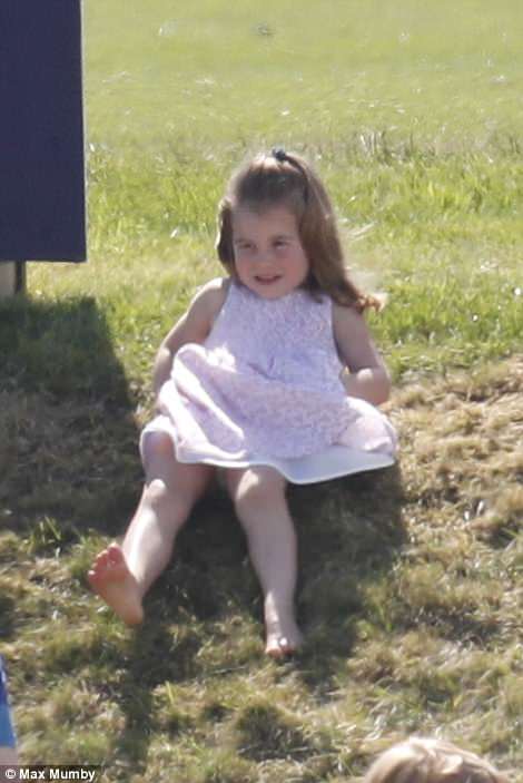 A princesa Charlotte se divertindo em um parque
