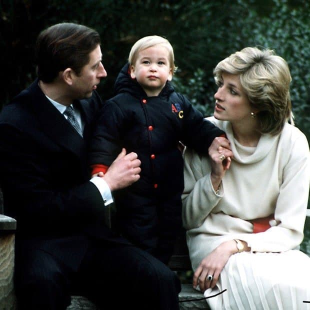 Nessa publicação a princesa Diana e o príncipe Charles na mesma altura que William bebê