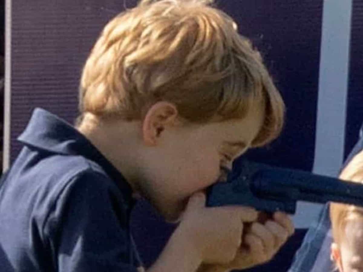 Príncipe George aparece com arma e faca de brinquedo e gera polêmica