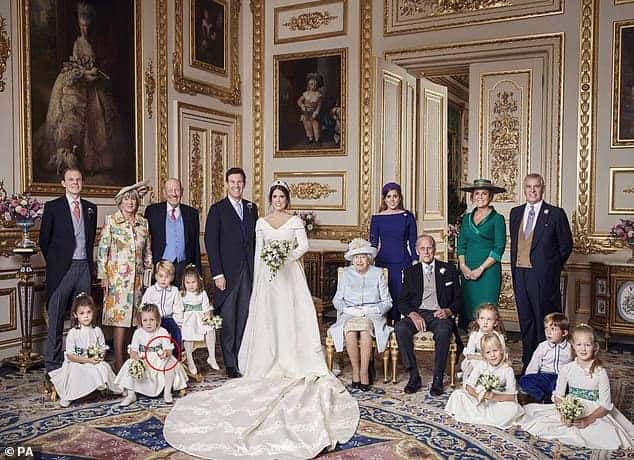 O príncipe George se destaca na foto de casamento real