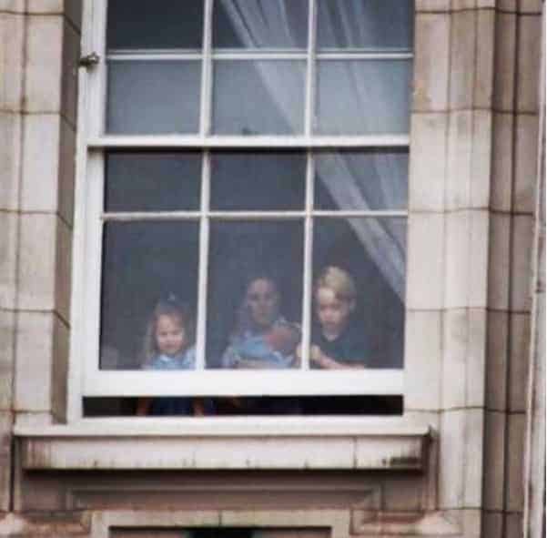 Príncipe Louis com os irmãos observando os papais 