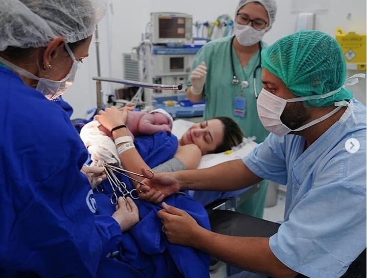 Projota cortou cordão umbilical de sua filha recém-nascida