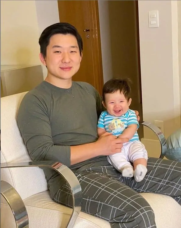 O ex-BBB Pyong Lee com seu filho Jake