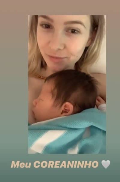 Esposa de Pyong Lee, Sammy, com o bebê do casal