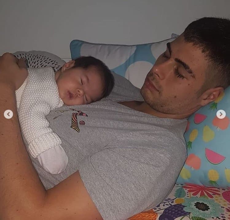 Rafael Vitti com sua filha dormindo em seu colo