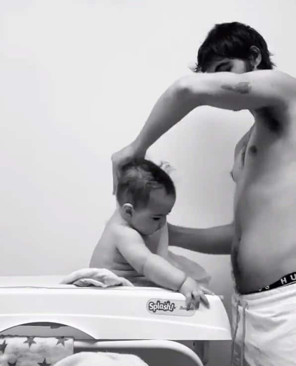 Rafael Vitti trocando a fralda e vestindo sua bebê