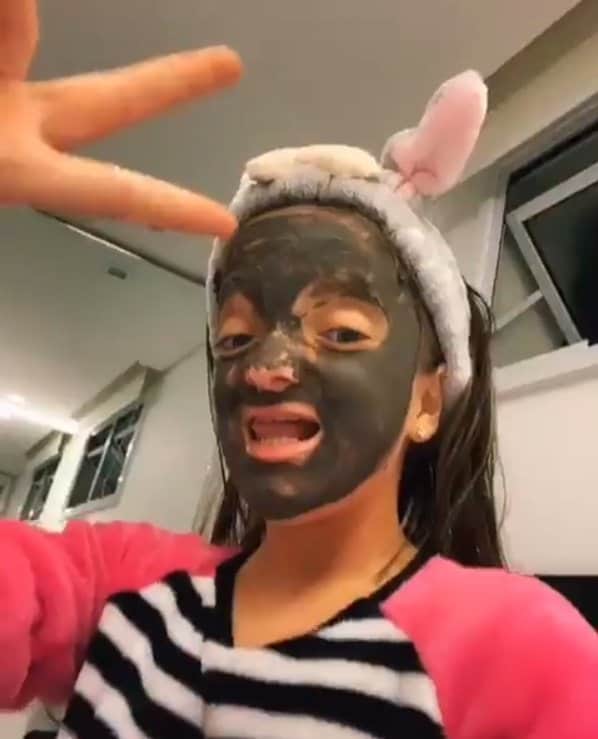 Rafaella Justus usando uma máscara de argila em seu rosto