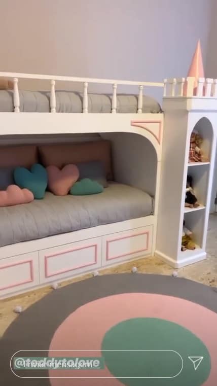 O quarto com uma cama estilosa de Rafaella Justus