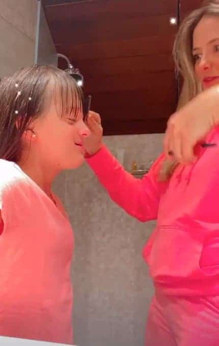 Ticiane Pinheiro cortando o cabelo da filha Rafaella Jusuts