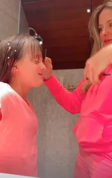 Ticiane Pinheiro cortando o cabelo da filha Rafaella Jusuts