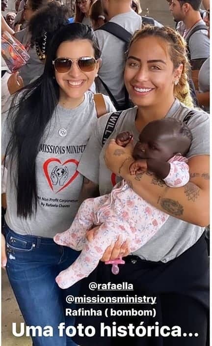 Rafaella Santos apareceu com uma bebê recém-nascida