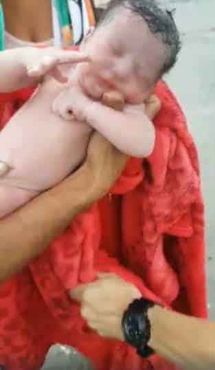 O recém-nascido foi encontrado ainda com o cordão umbilical