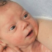 Veja o novo jeito de banho no recém-nascido