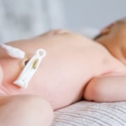 Confira cuidados especiais com o coto umbilical do recém-nascido