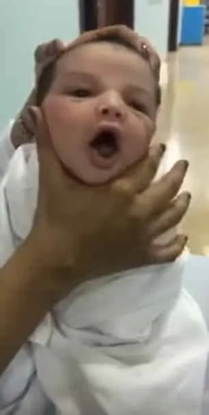 Enfermeiras de maternidade fazem vídeo chocante de recém-nascido
