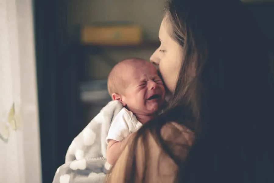 O recém-nascido chora para se comunicar 
