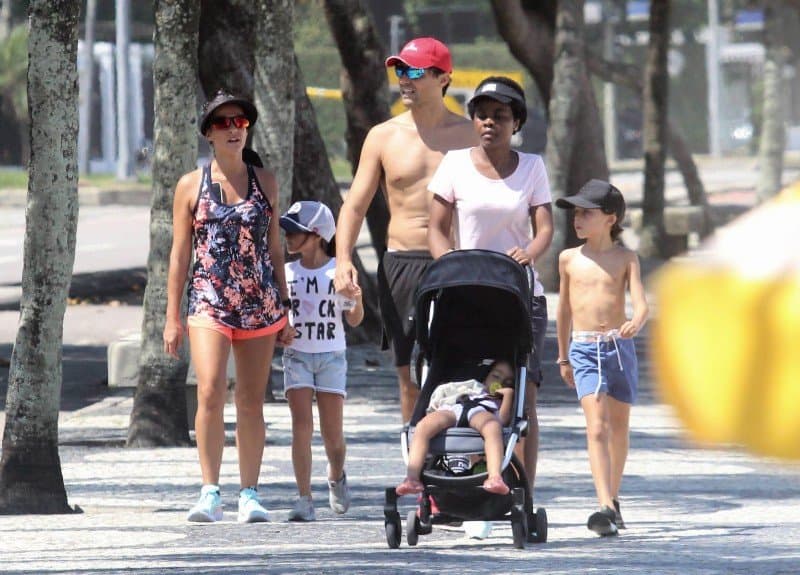 Ricardo Pereira na praia com os filhos, a esposa e a babá