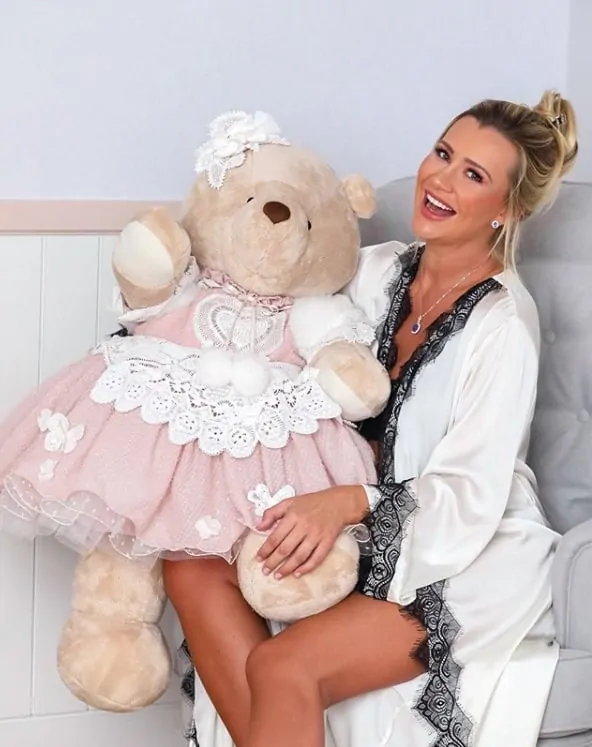 Ana Paula Siebert com a ursa gigante do quarto da filha